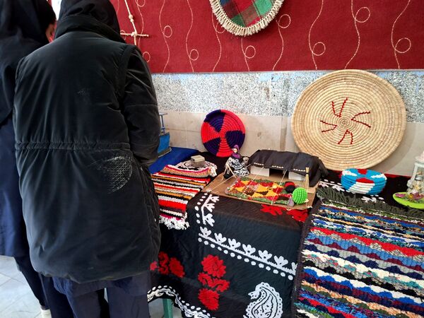نمایش هنرهای دستی دانش‌آموزان معمولان