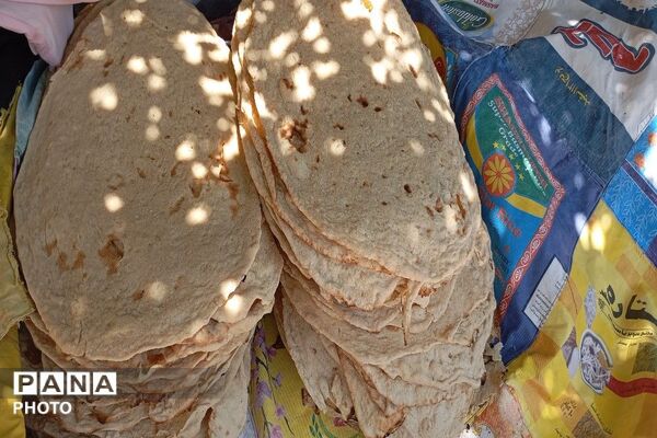 کمک به پخت نان به عشق آقای شهید ایران 