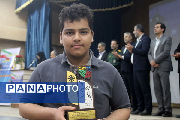 تجلیل از برگزیدگان دبیرستان شهید بهشتی شهرستان بوشهر (2)