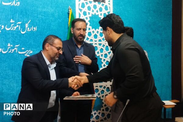بزرگداشت هفته معلم و تقدیر از خدمات ارزنده مشاوران در بهارستان‌دو