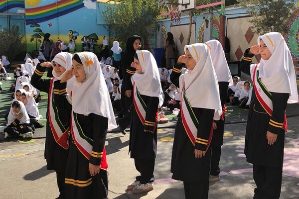 نواختن زنگ مصباح الهدی توسط مدیر آموزش و پرورش ناحیه 2 شهرری در دبستان طواف و معماریان 