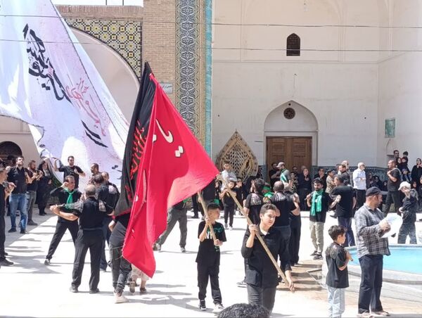 اقامه عزا و نوحه خوانی در صحن آستان مقدس حضرت سلطانعلی(ع) 