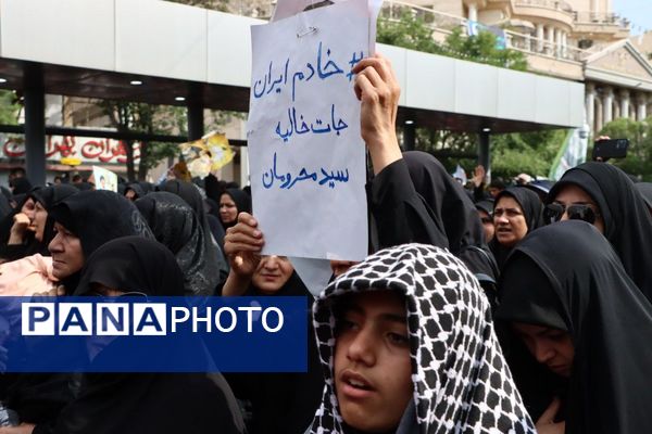 سیل خروشان زائران و مجاوران رضوی در مراسم تشییع پیکر شهدای خدمت