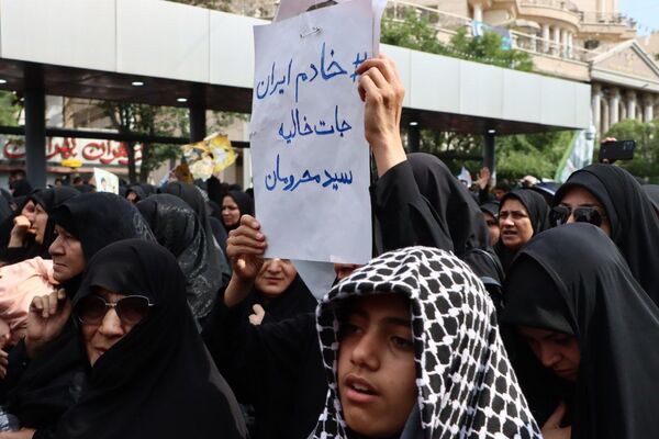سیل خروشان زائران و مجاوران رضوی در مراسم تشییع پیکر شهدای خدمت