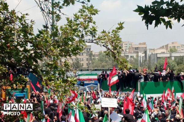 حماسه حضور مردم ایران در مراسم تشییع رهبر شهید