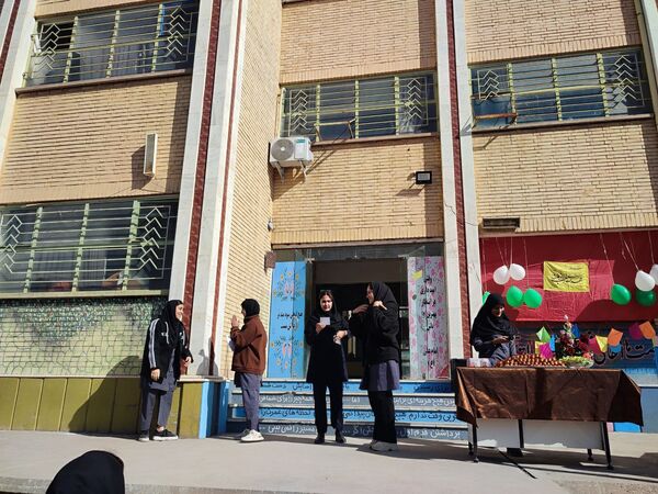 جشن نیمه شعبان  و دهه فجر در دبیرستان شهید  مرتضی مطهری (عترت) 