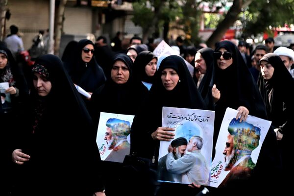 برگزاری مراسم وداع تهرانی‌ها با پیکر ابراهیم رئیسی و همراهانش