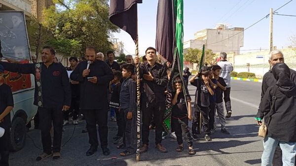 حرکت عشاق اهل بیت از موکب علی اصغری فدافن درآغازین لحظات اربعین حسینی