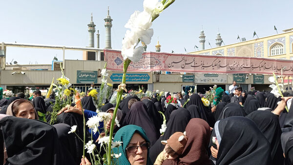 عشق و ارادت زائران حضرت معصومه(س) در قالب کاروان نمادین ورود ایشان به قم