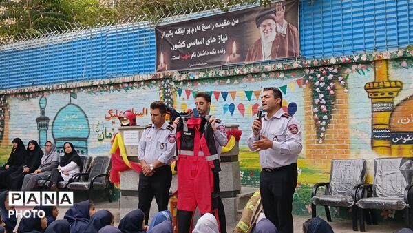 وقتی قهرمانان بی ادعا،مشق ایثار دادند. مدرسه رحمانی فرد میزبان آتش‌نشانان