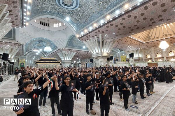 هم‌نوایی دانش‌آموزان منطقه ۵ تهران با سرود «باید برخاست» در سوگواری رهبر شهید