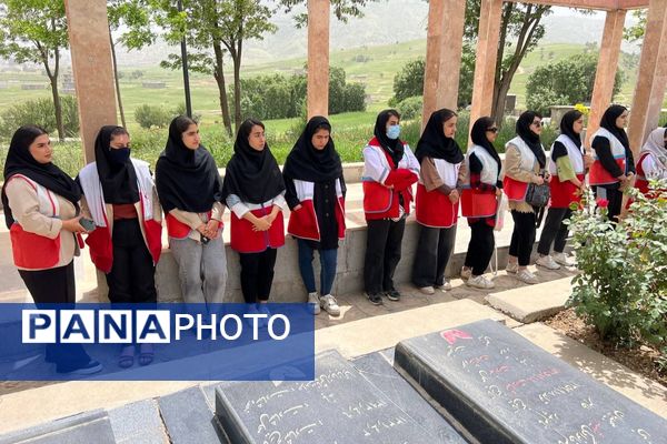 ادای احترام جمعیت هلال‌احمر بانه به شهدا در هفته هلال‌احمر