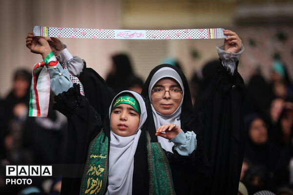 لحظه‌های ماندگار دیدار دانش‌آموزان با رهبر شهید انقلاب