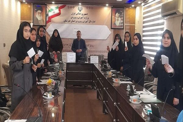 حضور دانش‌آموزان پای صندوق انتخابات هیات‌رئیسه شورای دانش‌آموزی