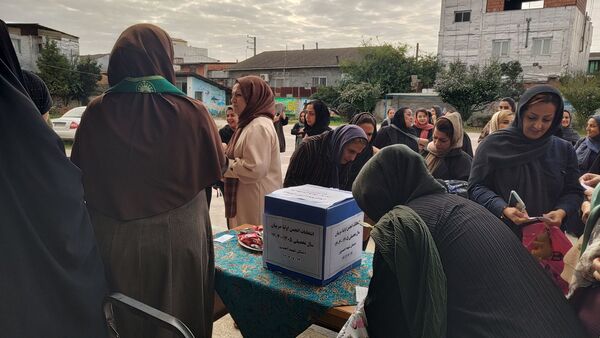 جلسه انتخابات انجمن اولیا و مربیان در دبستان شهید احمدپور قائمشهر