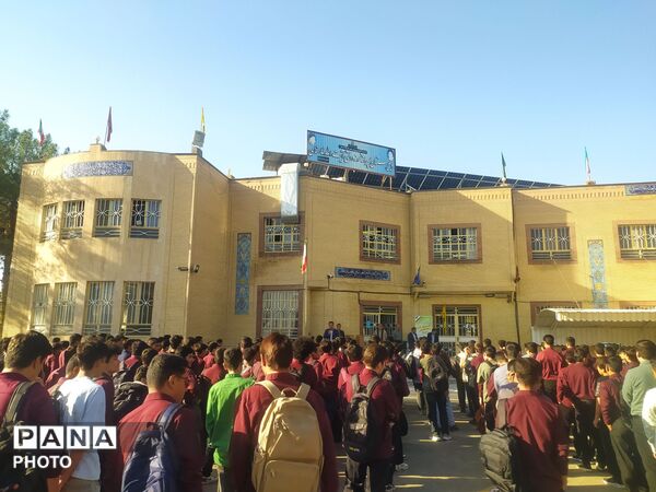 نواخته شدن زنگ مهر در دبیرستان نمونه شهید آیت‌الله خامنه‌ای 