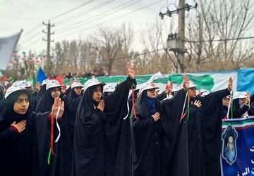 طنین سرودهای انقلاب در آسمان کرج