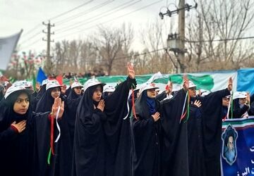 طنین سرودهای انقلاب در آسمان کرج