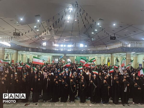 تجدید بیعت دختران وطن با آرمان‌های انقلاب در حسینیه امام
