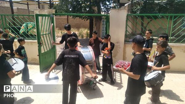 عزاداری کودکان و نوجوانان در روز عاشورای حسینی 