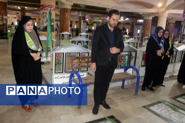 تجدید میثاق مدیر سازمان دانش آموزی استان بوشهر با شهدا