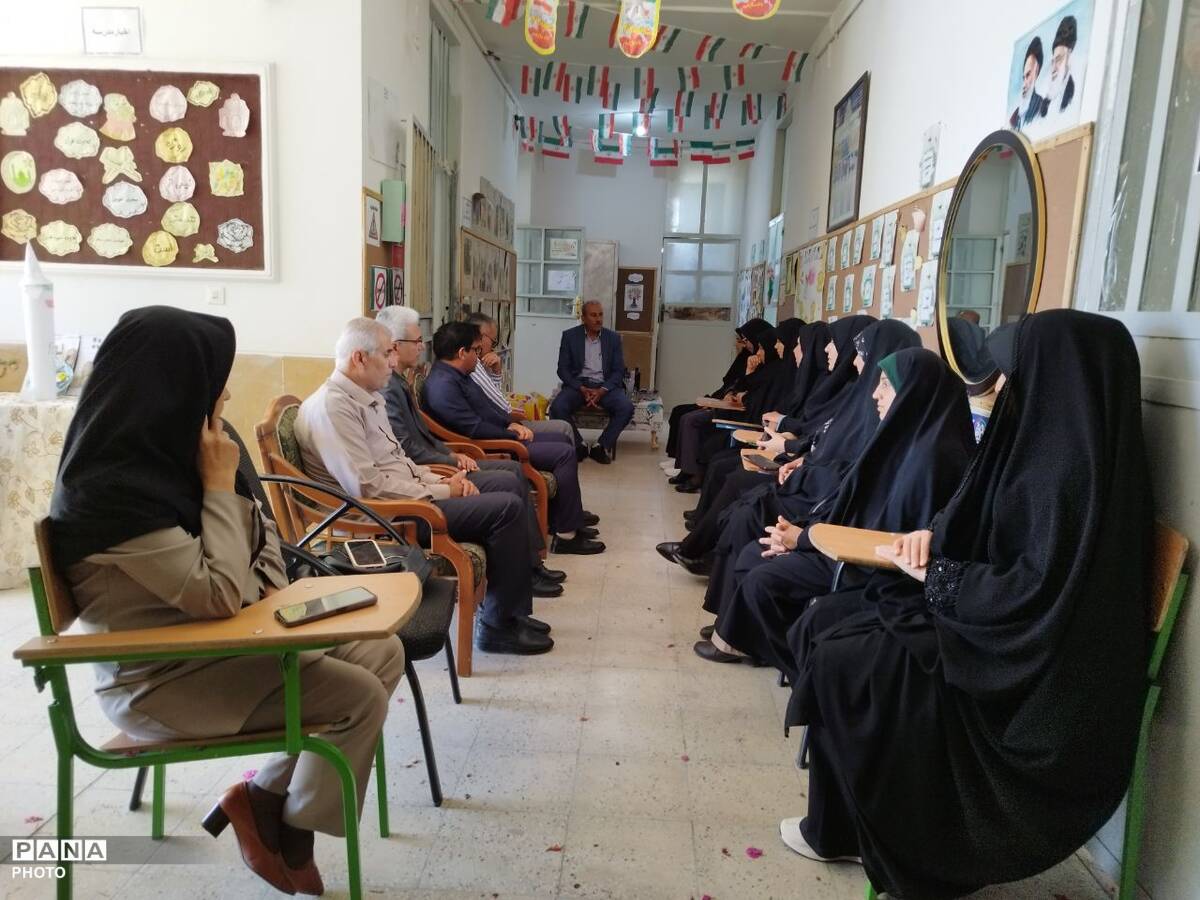 تجلیل از کادر مدرسه خدیجه کبری(س) در هفته معلم
