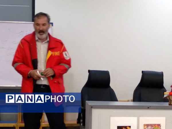 کارگاه آموزشی اطفای حریق در دبستان آرمینه مصلی‌نژاد ناحیه ۶ مشهد 