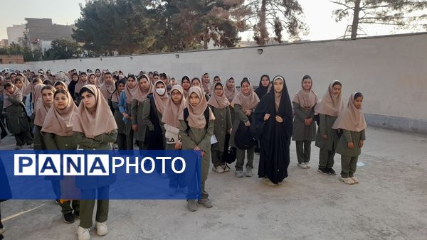 مراسم صبحگاهی در دبیرستان دخترانه عصمت اسلامشهر