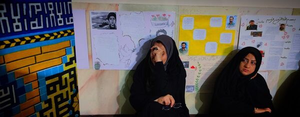 استقبال دانش‌آموزان دبیرستان شهید برقعی 2 قم از یک لاله فاطمی