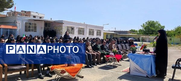 نواختن زنگ سپاس معلم در دبیرستان عشایری شبانه‌روزی خاتم الانبیا در روستای حسین آباد شهرستان شیروان
