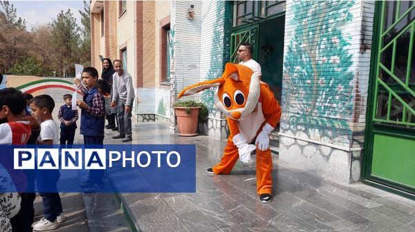 بمناسبت روز جهانی کودک برپایی جشنواره صبحانه سالم در دبستان پسرانه سرافراز ناحیه۷ مشهد
