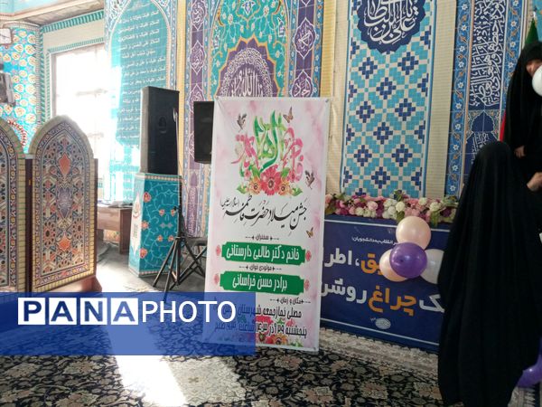 دکلمه‌خوانی دانش‌آموزان در مقابل مادران شهرستان قدس به‌مناسبت روز مادر