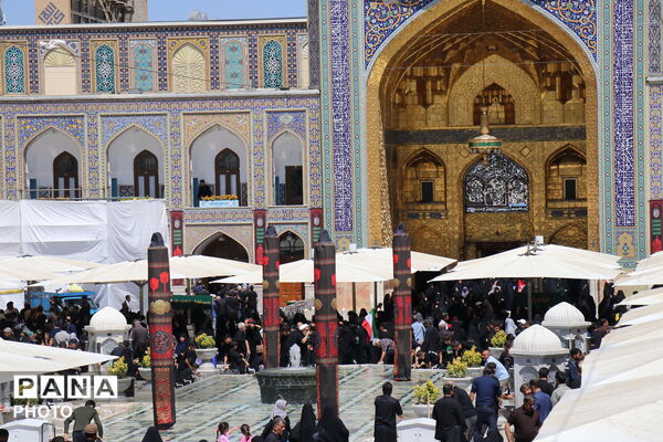 حرم مطهر امام رضا(ع)، میزبان زائران و عزاداران رهبر شهید