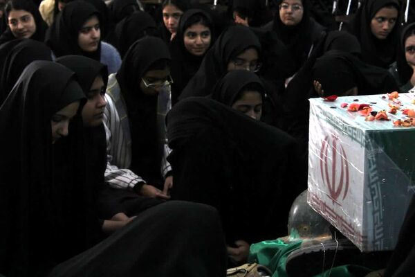 در زمین، گمنام اما در آسمان، خوشنام