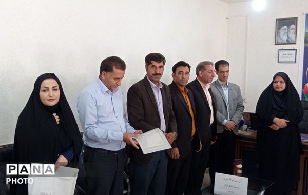 تجلیل از معلمان و مدیران منتخب ابتدایی بیرانوند در آیین زنگ سپاس