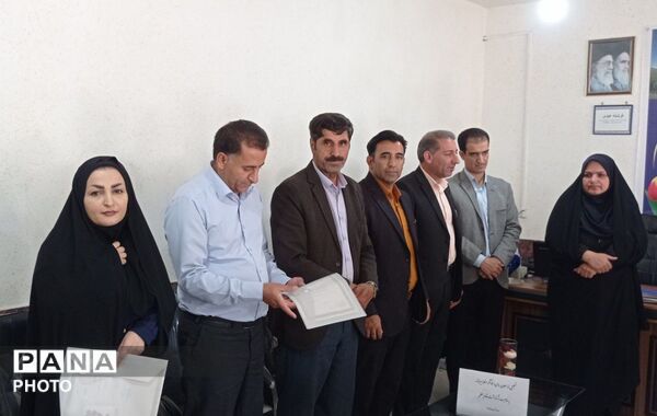 تجلیل از معلمان و مدیران منتخب ابتدایی بیرانوند در آیین زنگ سپاس