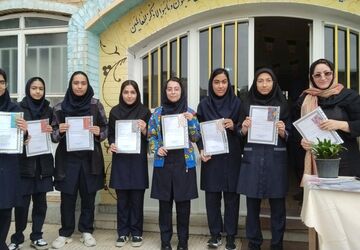 مراسم تقدیر از دانش‌آموزان نمرات برتر آموزشی دبیرستان محدثه شهرستان گرمسار