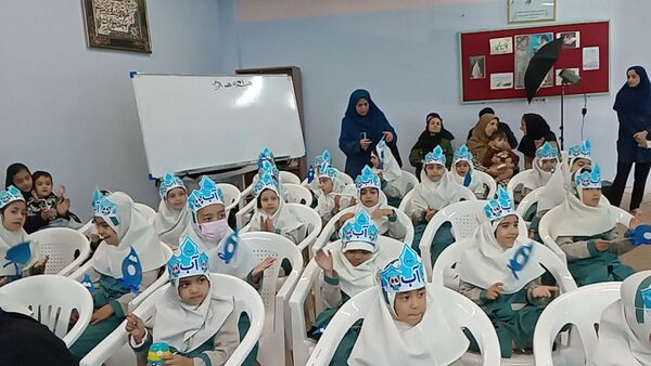 جشن آب کلاس اولی های دبستان لطیفه
