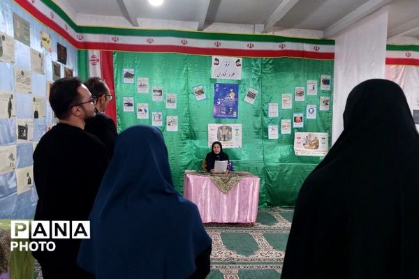 نمایشگاه مدرسه انقلاب در دبیرستان جوادالائمه بهارستان‌دو