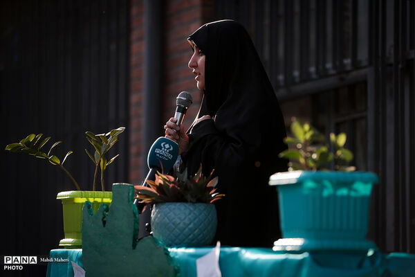 بازدید معاون امور زنان و خانواده رئیس جمهور از مدرسه پسرانه شهدای محمدیه به‌مناسبت هفته معلم