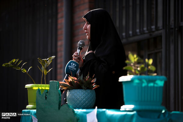 بازدید معاون امور زنان و خانواده رئیس جمهور از مدرسه پسرانه شهدای محمدیه به‌مناسبت هفته معلم