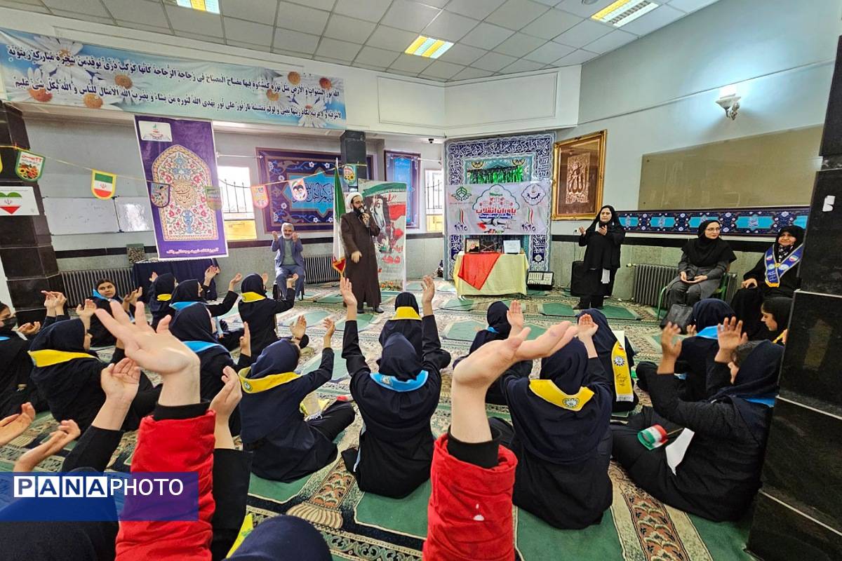 همایش «یاوران انقلاب؛ پیشتازان مقاومت» در دبیرستان دخترانه شهیدوجدانی پاک چهاردانگه 