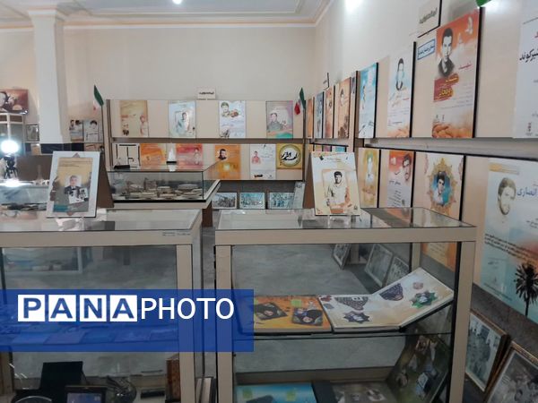 بازدید دانش‌آموزان از نمایشگاه دفاع مقدس واقع در مقبره شهدای گمنام شهرستان ورامین