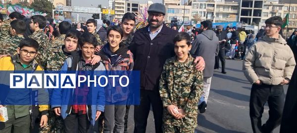 حماسه حضور فرهنگیان و دانش‌آموزان منطقه ۵ در راهپیمایی ۲۲ بهمن