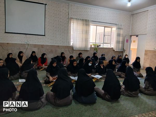 محفل انس با قرآن کریم به مناسبت ماه مبارک رمضان در آموزشگاه خلیج فارس مروست