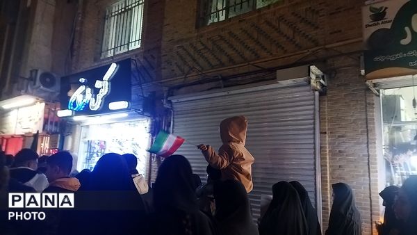 اجتماع خانوادگی فرهنگیان نیشابور در خیابان امام خمینی 