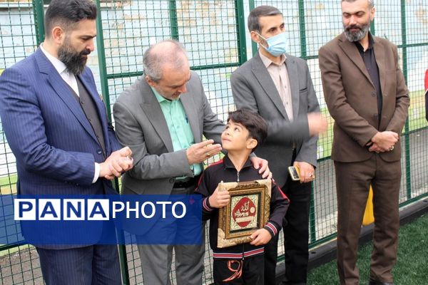 افتتاح زمین چمن مصنوعی دبستان شهدای پاسدار؛ گامی برای نشاط و سلامت دانش‌آموزان