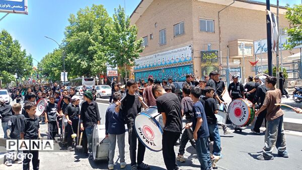 خیابان ها غرق در نوای طبل ها