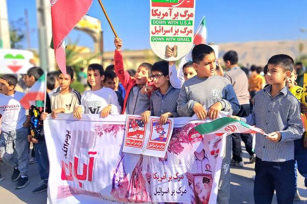 حضور پرشور دانش‌آموزان و فرهنگیان در راهپیمایی روز دانش‌ آموز در باشت 