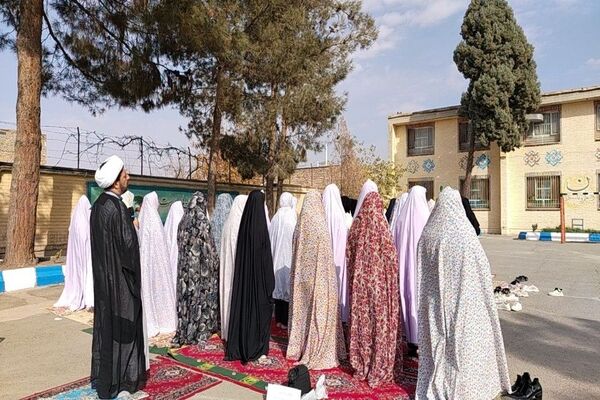 اقامه نماز باران در دبیرستان شهید مجید دهنوی نیشابور 